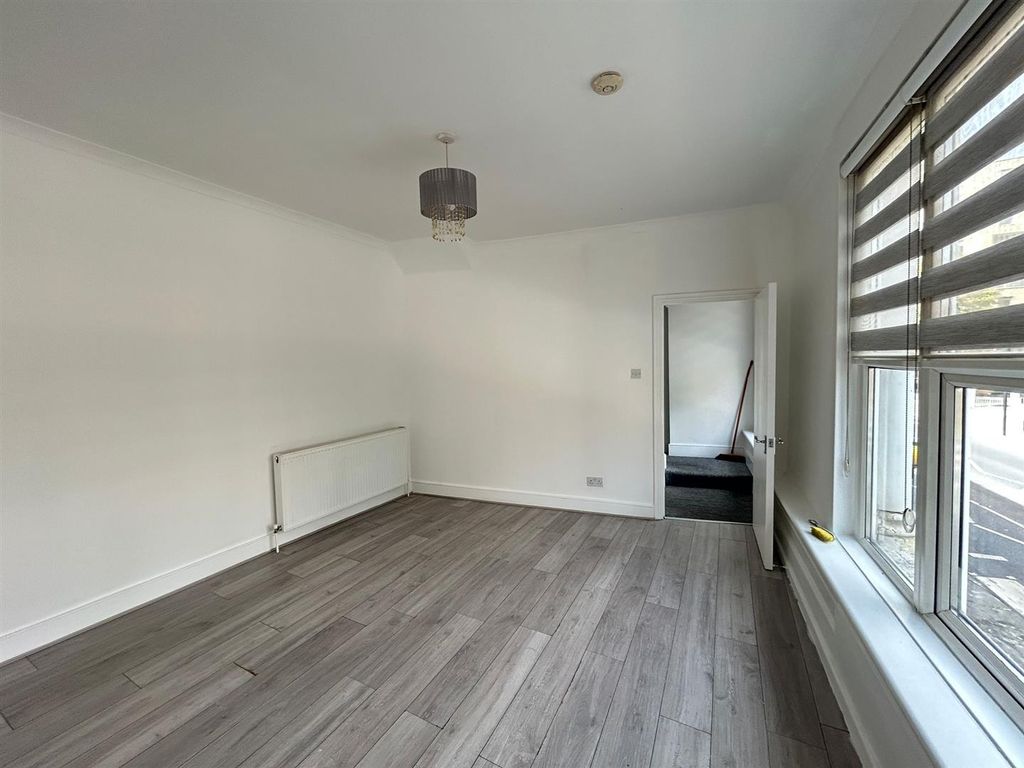 Property photo 1 of 8 143A Green Lanes (5).Jpeg