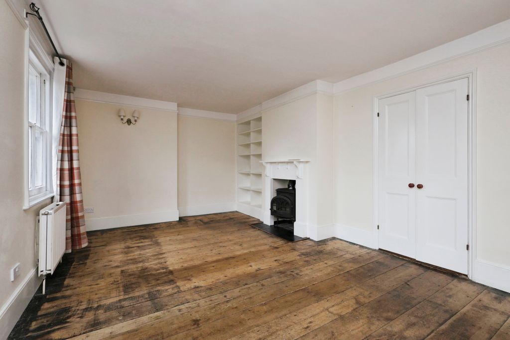Property photo 2 of 11 Front Room