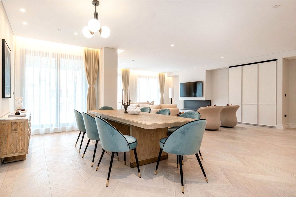 Property photo 3 of 15 Dining Area