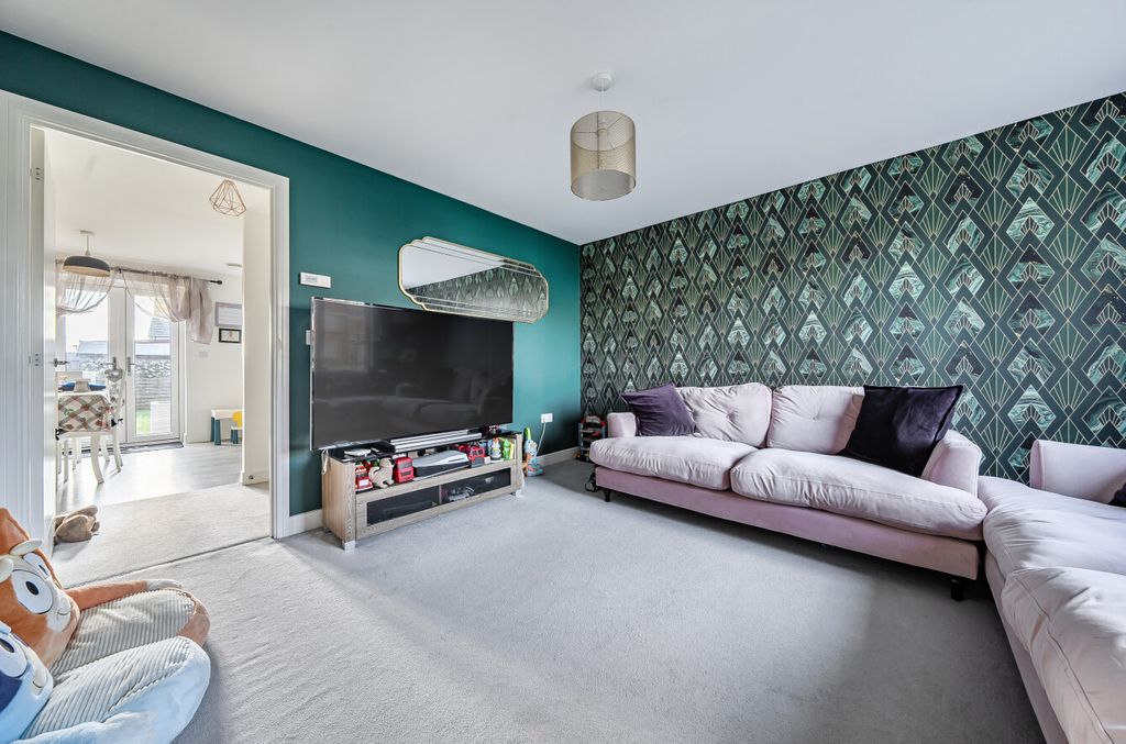 Property photo 2 of 11 1407799-18-698349...