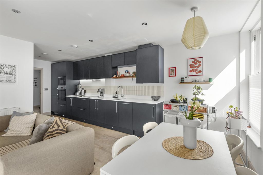 Property photo 3 of 16 5 Trinity Place, Easton Street, Hp11 1Wn-17.Jpg