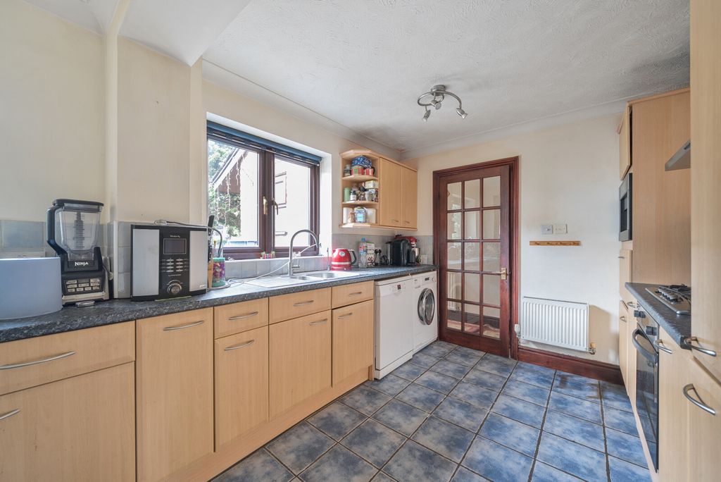 Property photo 3 of 11 Kitchen
