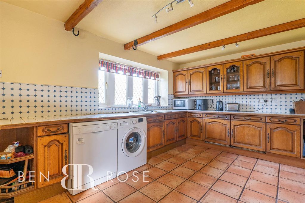 Property photo 3 of 31 Kitchen