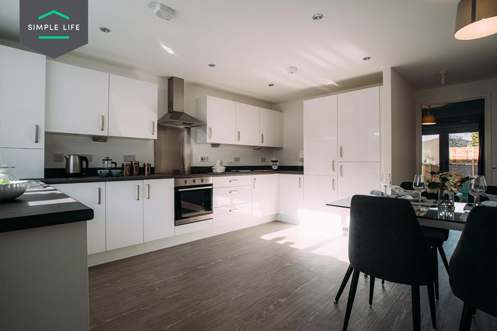 Property photo 3 of 11 Kitchen