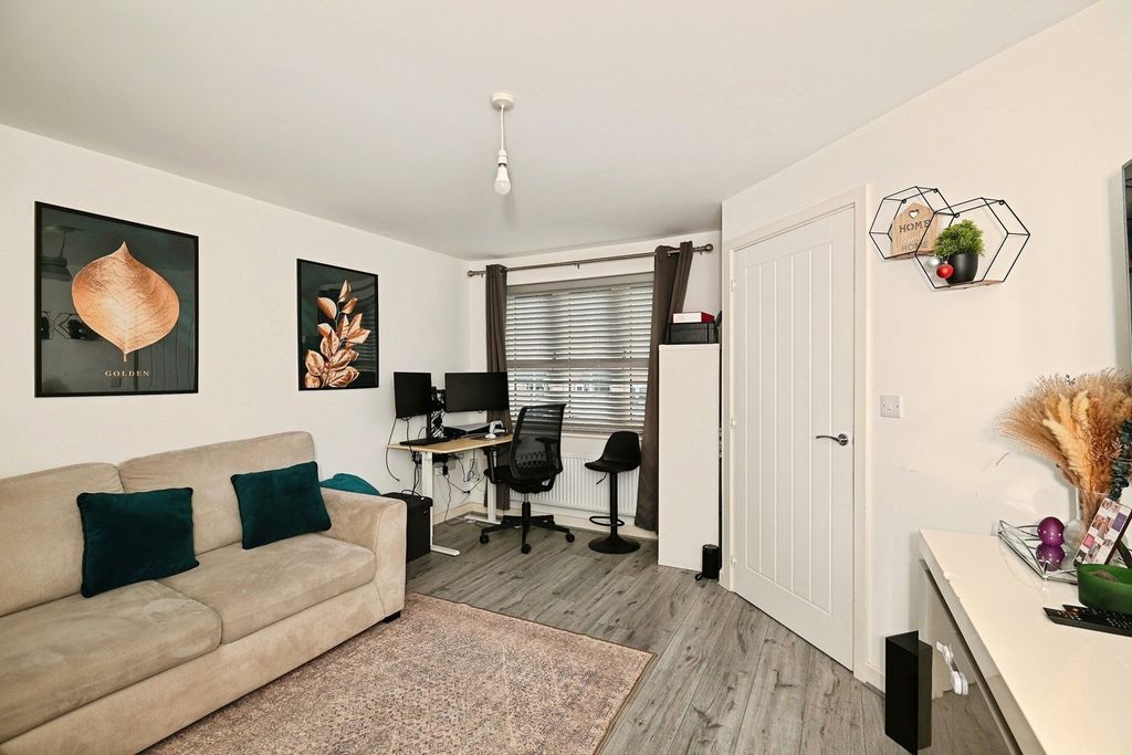 Property photo 3 of 15 Lounge