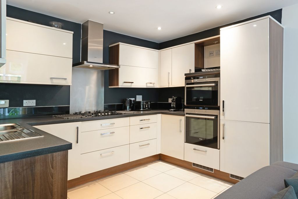 Property photo 2 of 10 Kitchen
