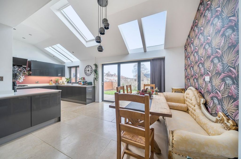 Property photo 2 of 21 139321986942d11Ec383F