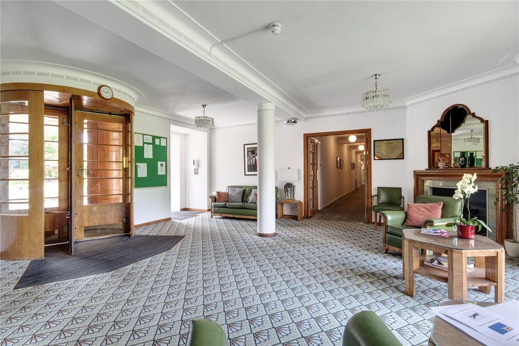 Property photo 2 of 17 Communal Entrance
