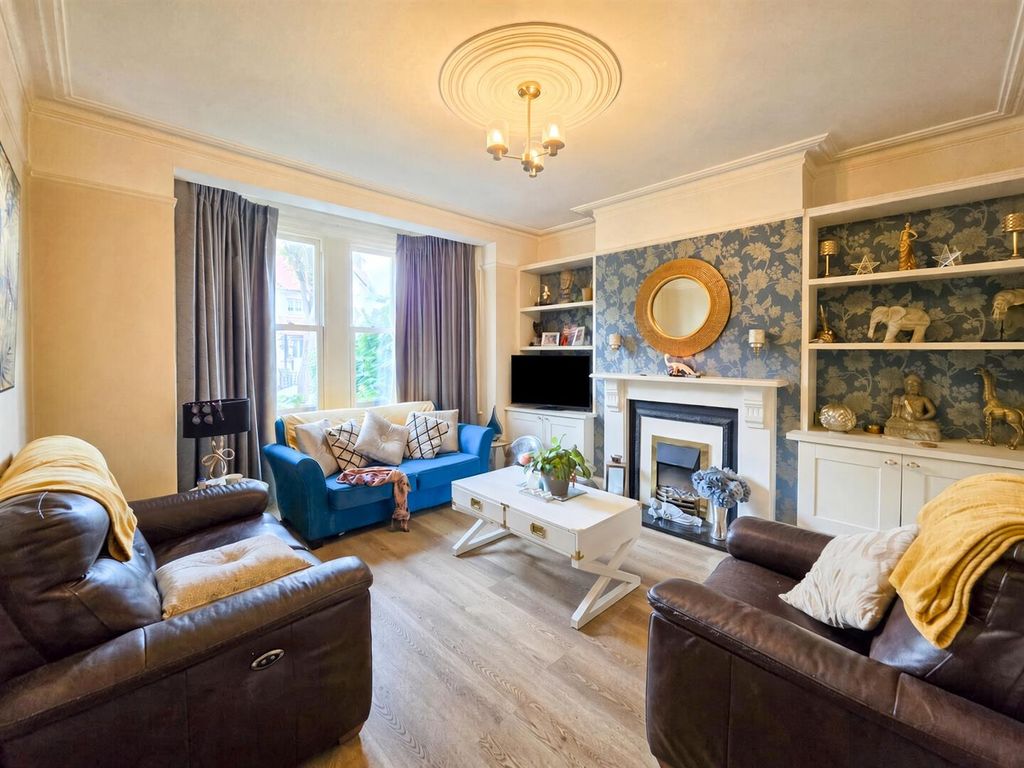 Property photo 2 of 11 Lounge