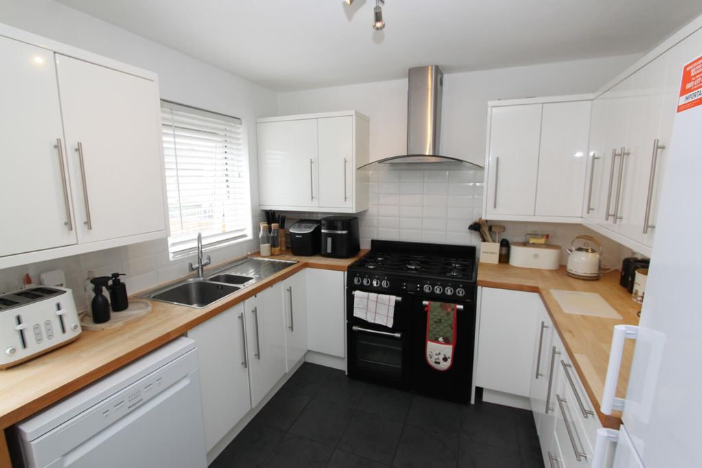 Property photo 3 of 11 Kitchen
