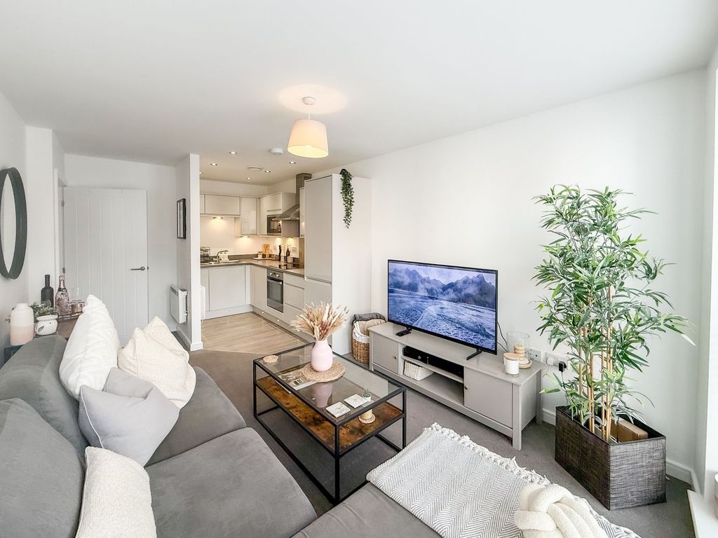 Property photo 2 of 9 Lounge / Kitchen