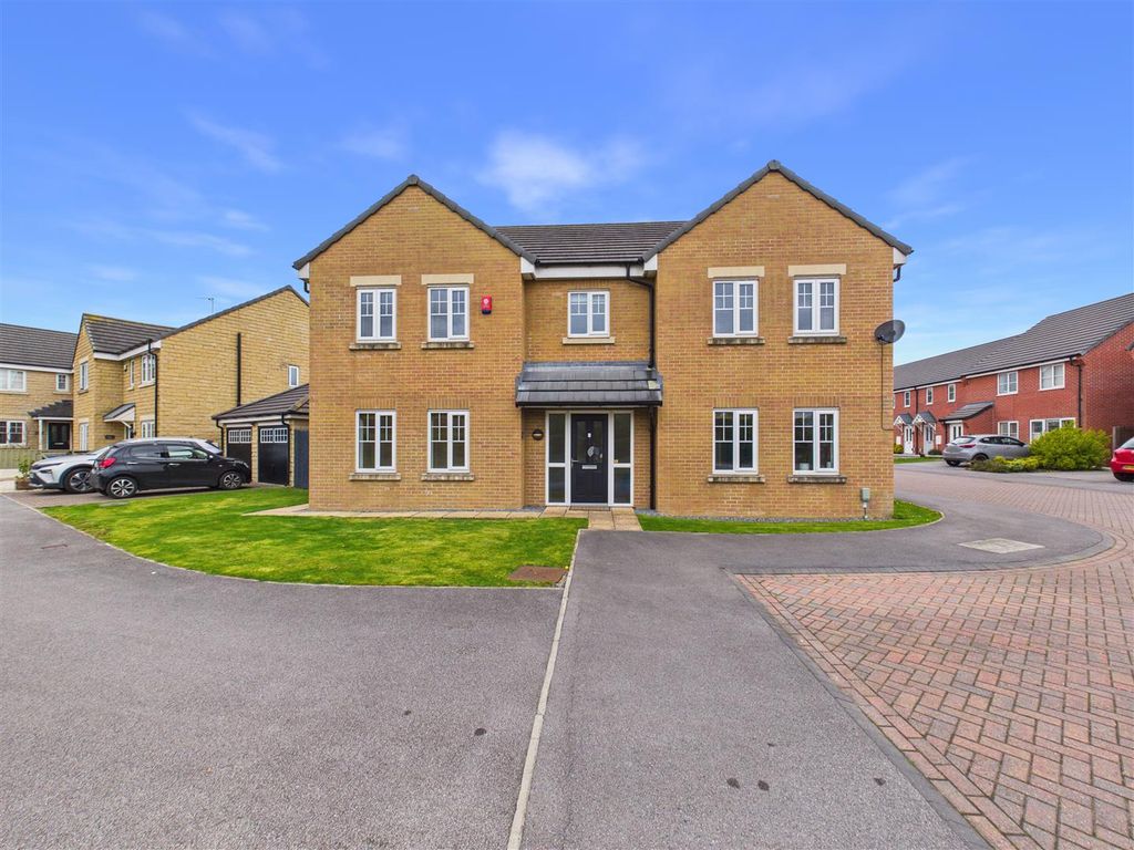 Property photo 1 of 19 Bromby Close - Front