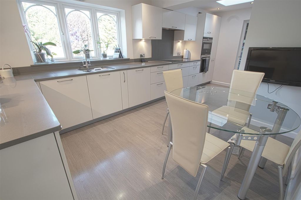 Property photo 3 of 17 Kitchen Breakfast Room