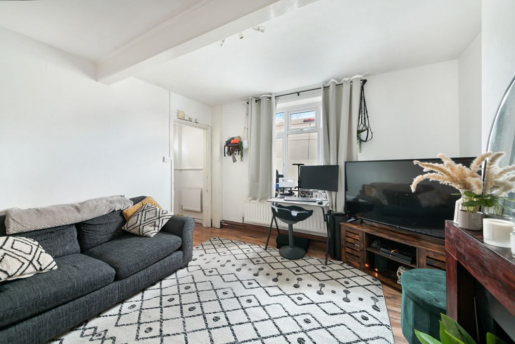 Property photo 2 of 17 Picture No. 12