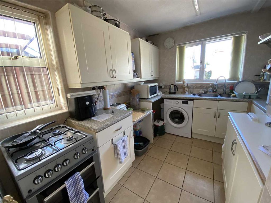 Property photo 3 of 7 Kitchen: