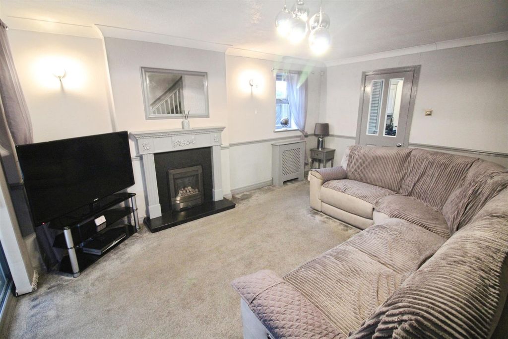 Property photo 2 of 19 Lounge