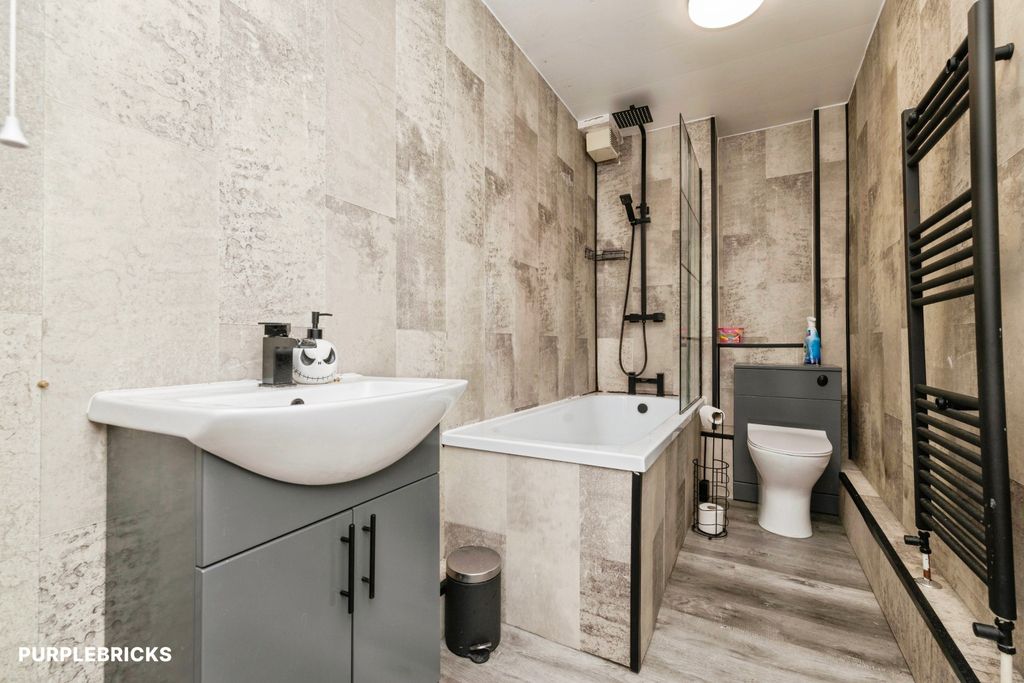 Property photo 3 of 21 Bathroom
