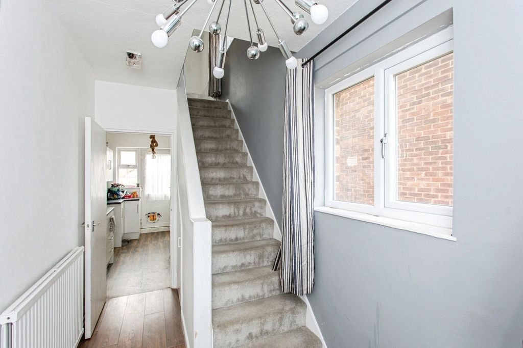 Property photo 2 of 17 Entrance Hall