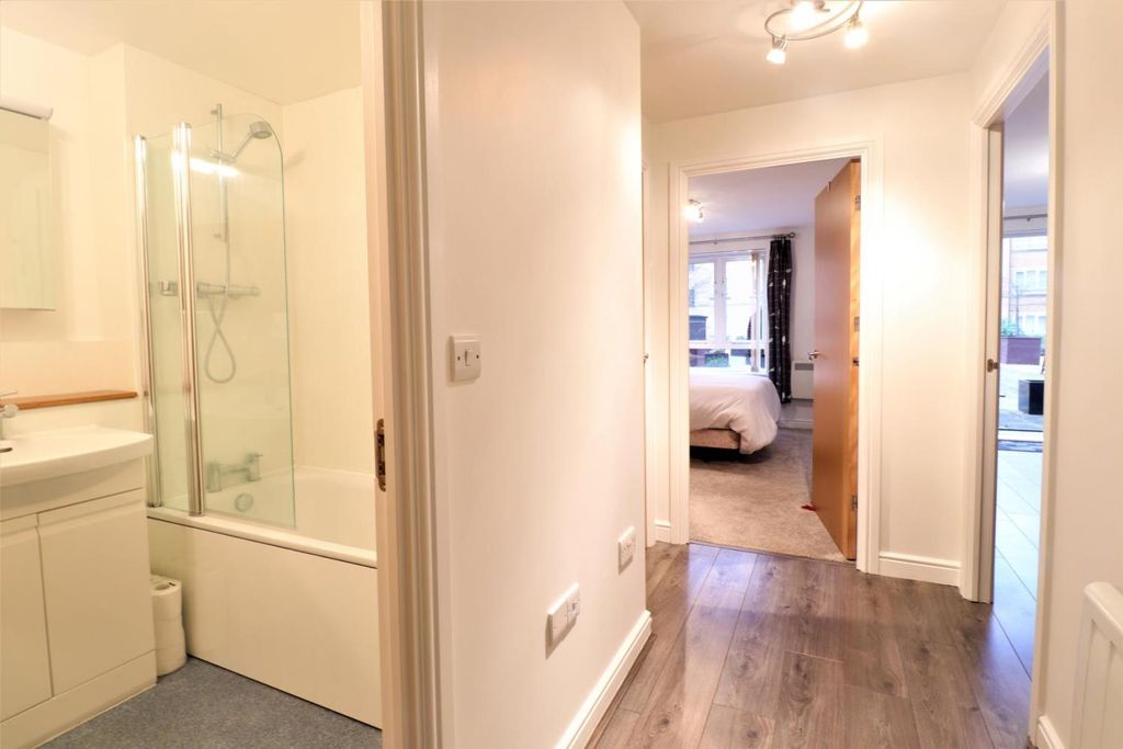 Property photo 3 of 10 Entrance Hallway