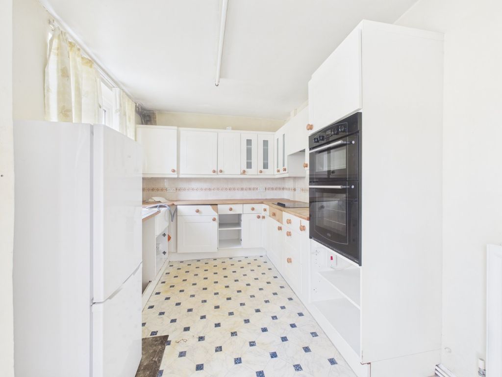 Property photo 3 of 10 Kitchen