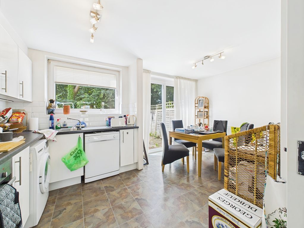 Property photo 3 of 10 Kitchen