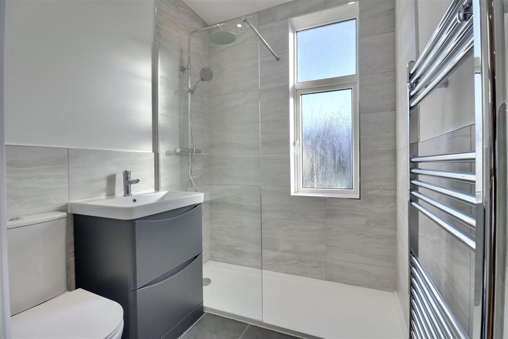 Property photo 3 of 11 Bathroom