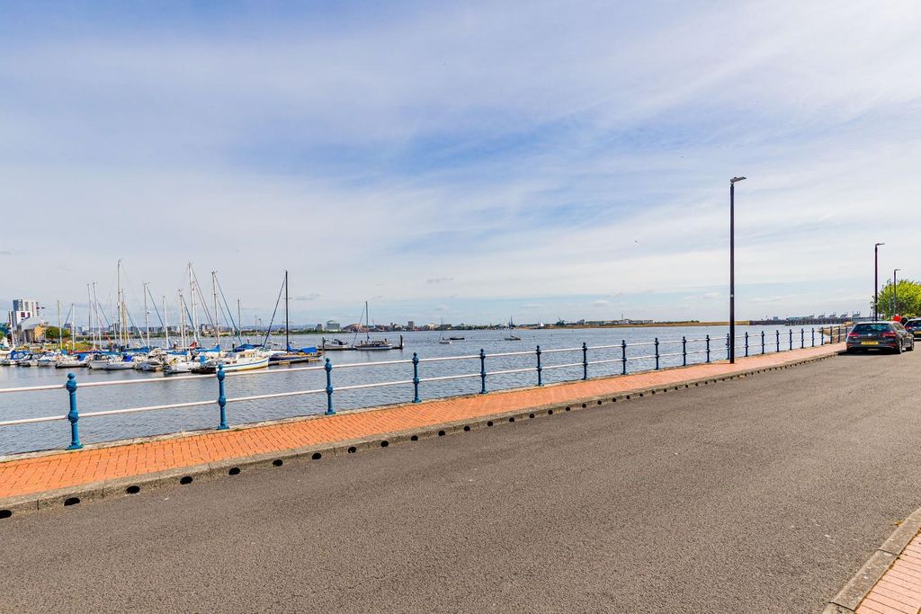 Property photo 2 of 18 Bay