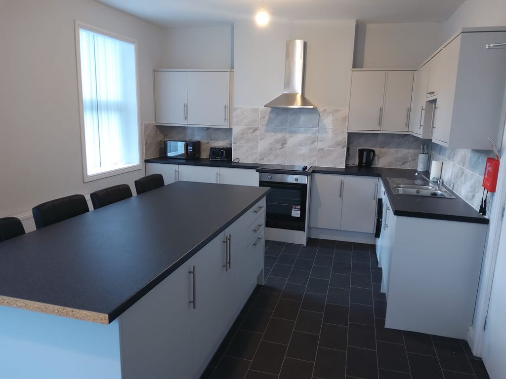 Property photo 1 of 13 4 Bedroom , HMO , Pontefract Road, Barnsley