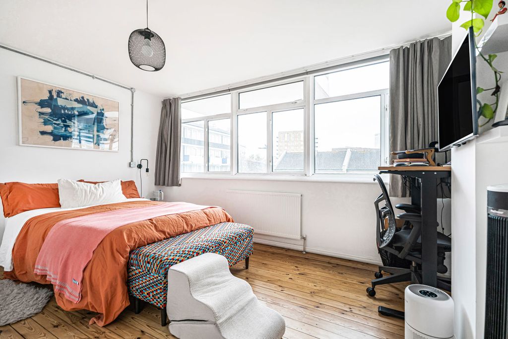 Property photo 3 of 18 Bedroom