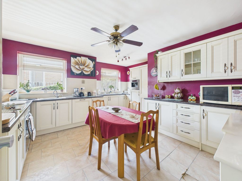 Property photo 2 of 24 Breakfast Kitchen