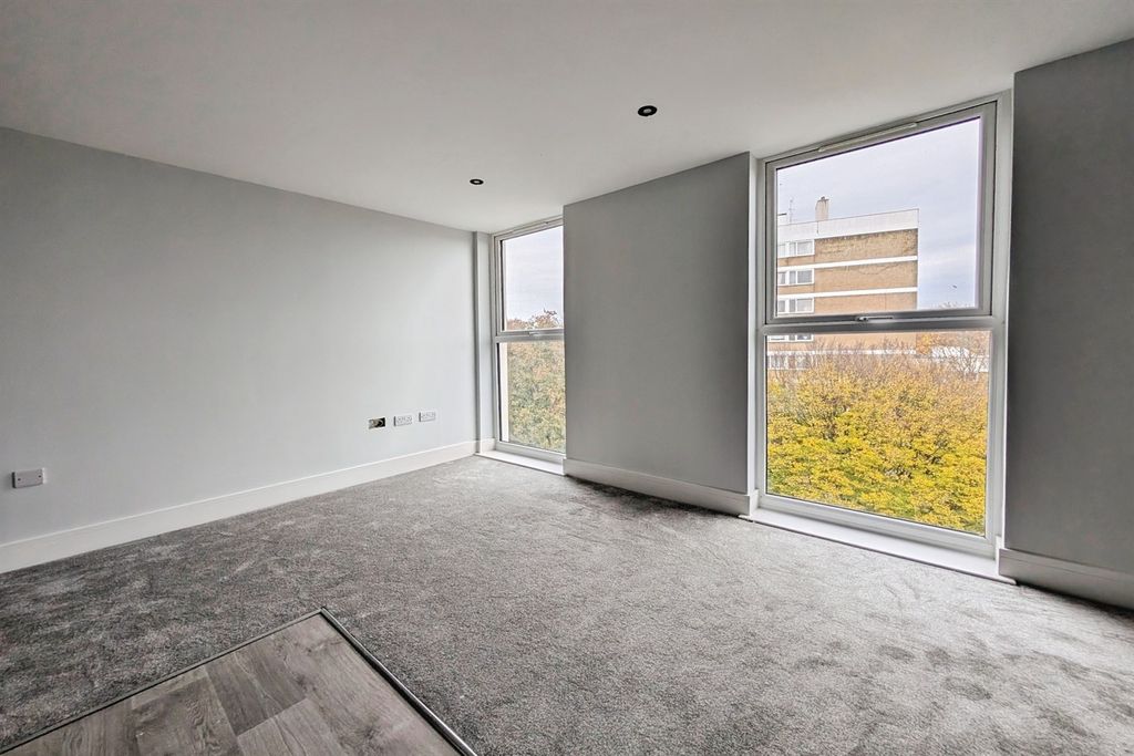 Property photo 3 of 5 (Main)