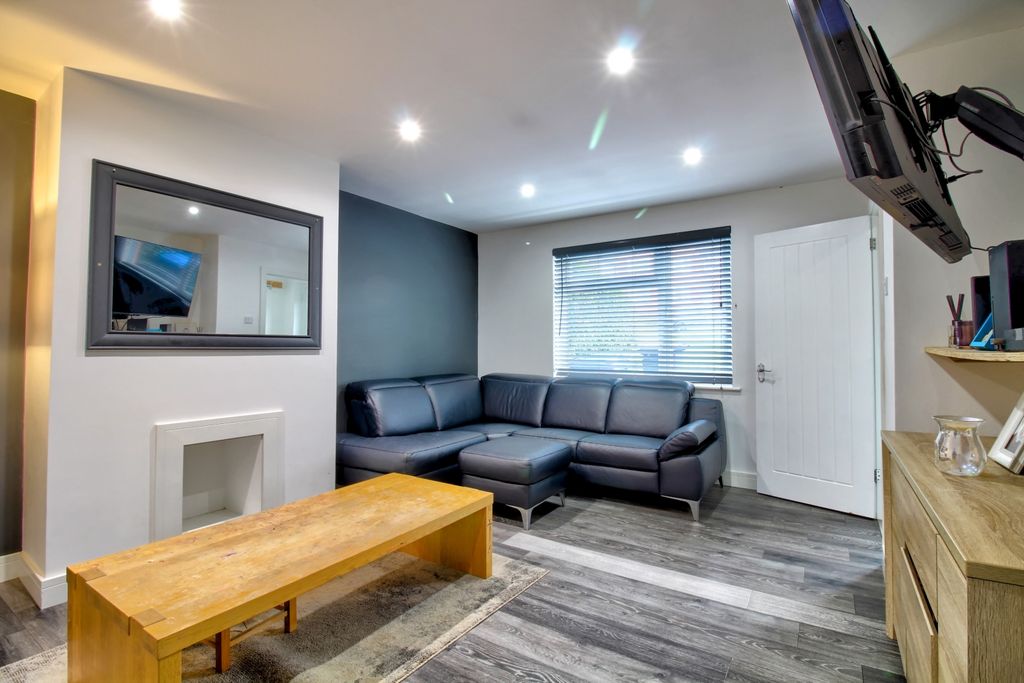 Property photo 2 of 14 Living Room  - Hyde Road Kenilworth - Matt Clinton