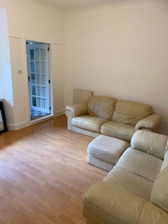 Property photo 3 of 10 Lounge