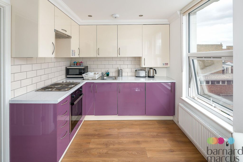 Property photo 3 of 6 Kitchen