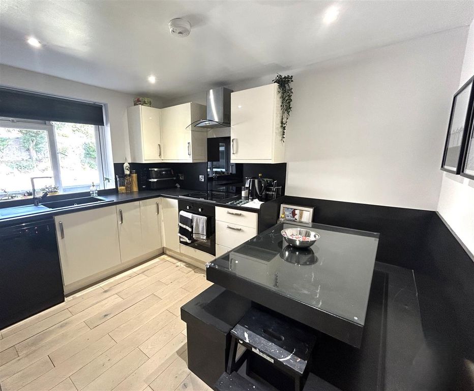 Property photo 3 of 16 Kitchen/Breakfast Room