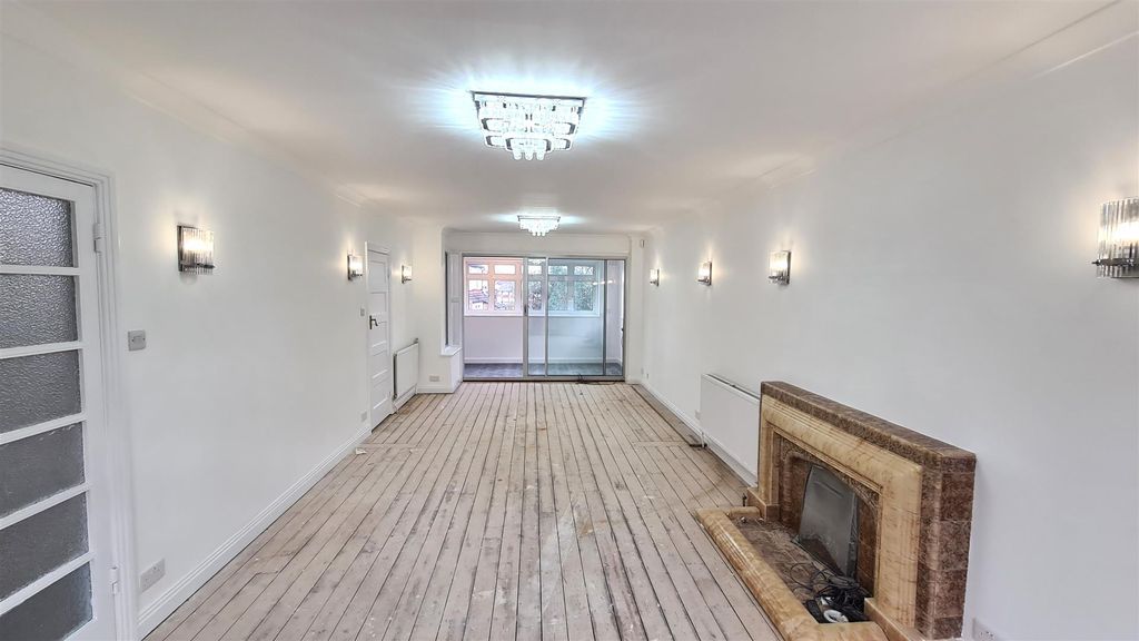 Property photo 2 of 32 Thru Lounge