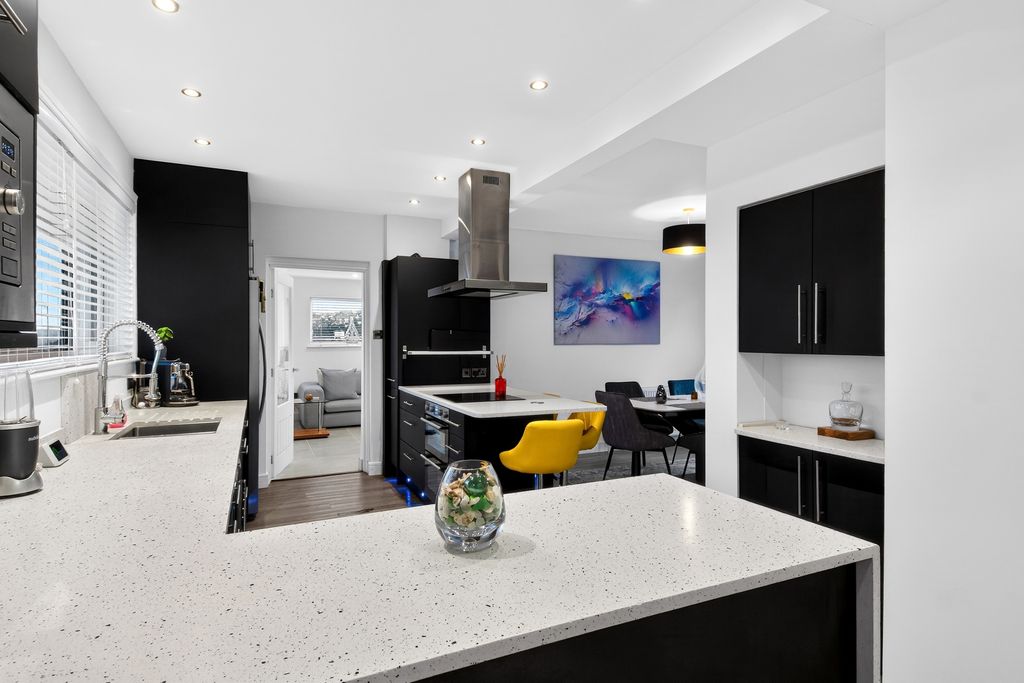 Property photo 2 of 25