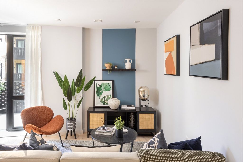 Property photo 1 of 10 Living