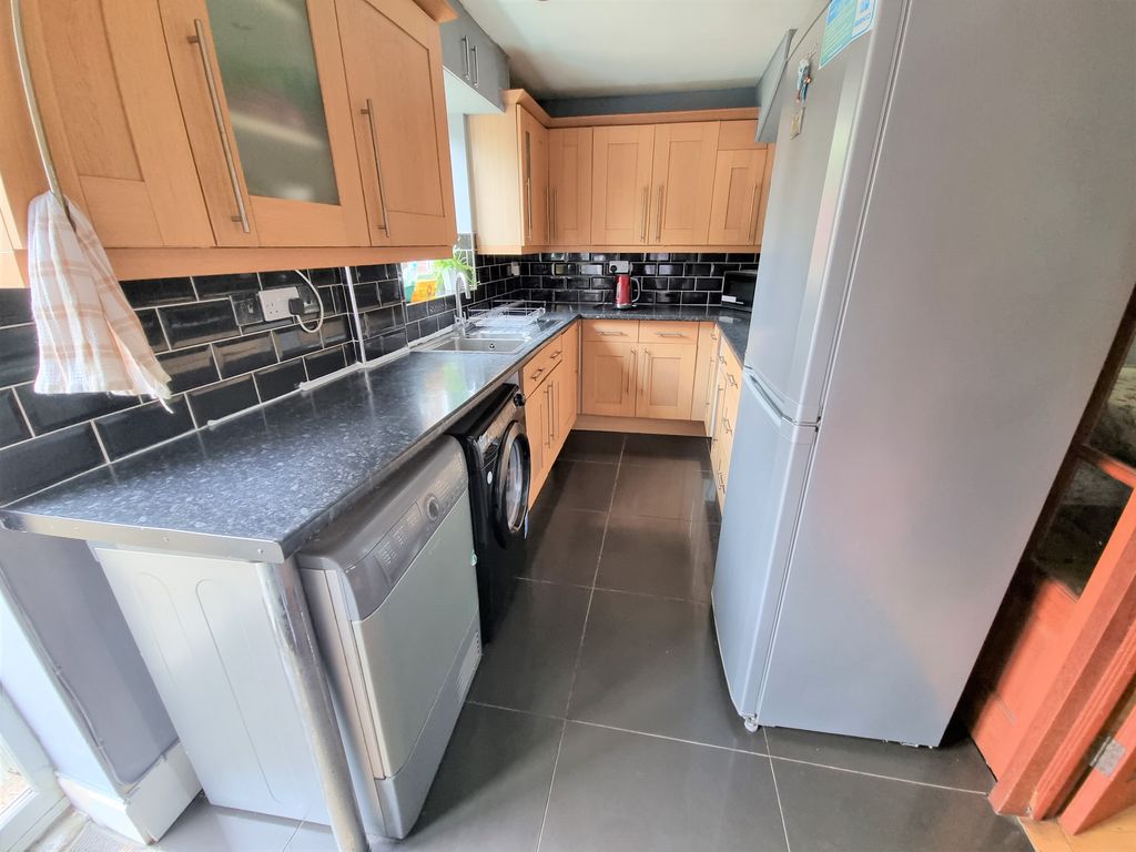 Property photo 3 of 8 Kitchen