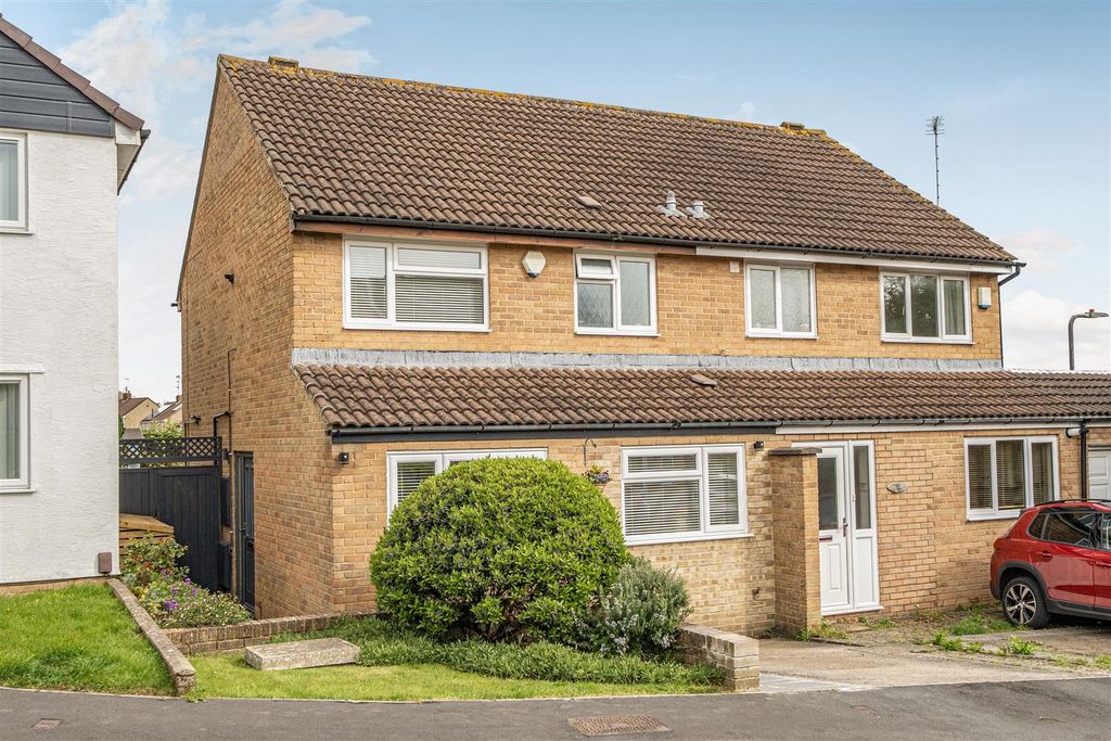 Property photo 1 of 17 Front Garden