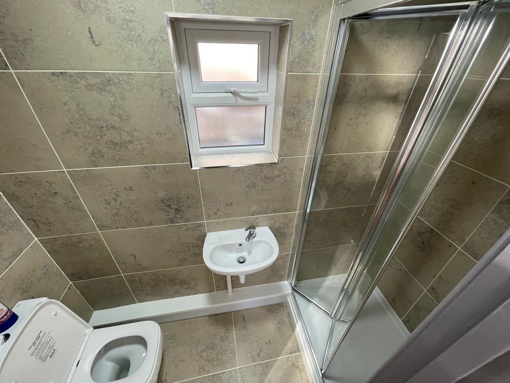 Property photo 3 of 7 Bedroom 1 Ensuite