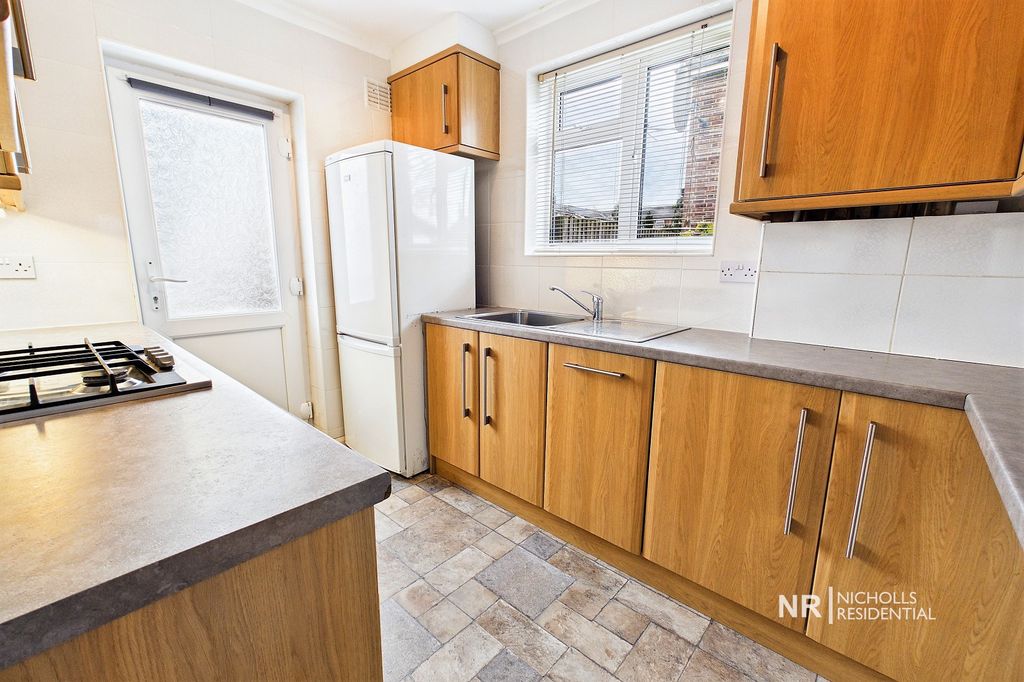 Property photo 3 of 10 Kitchen