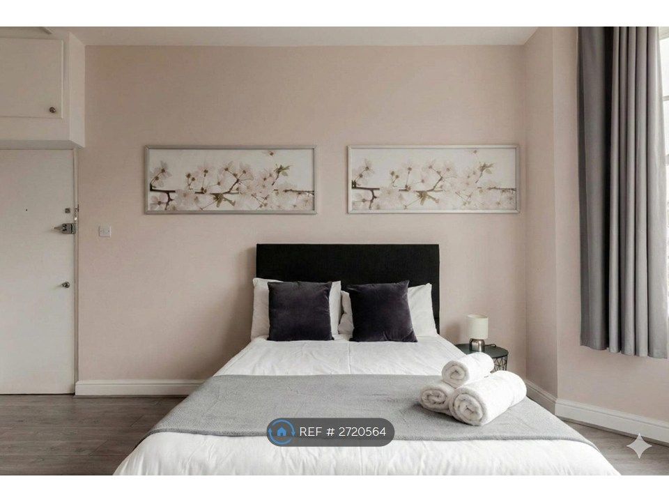 Property photo 2 of 6 Bedroom