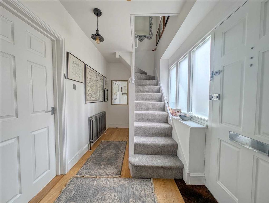 Property photo 3 of 17 Entrance Hall