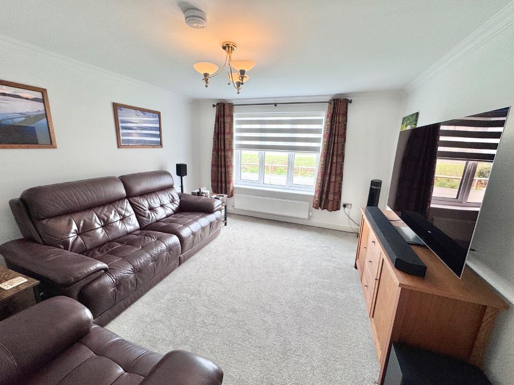 Property photo 2 of 17 Lounge