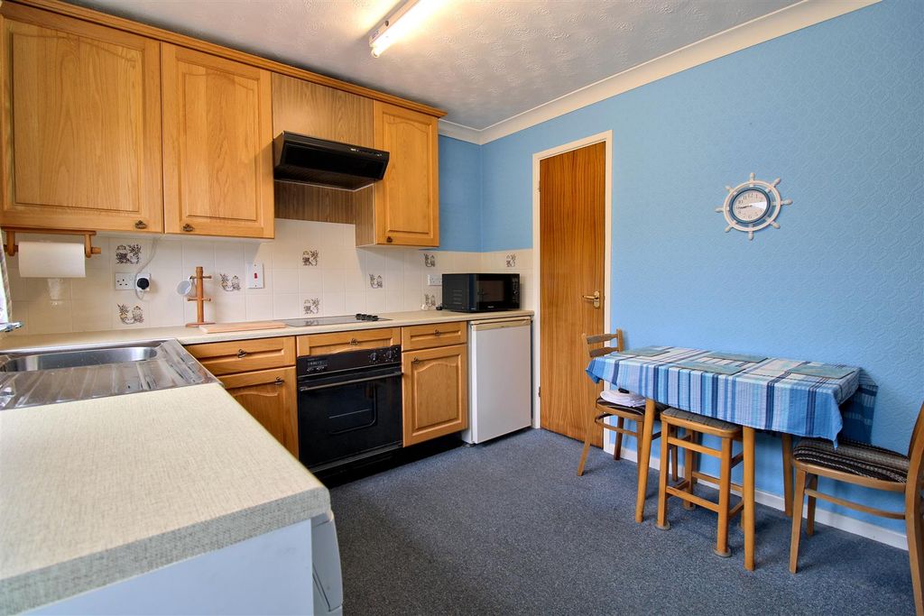 Property photo 3 of 16 Kitchen