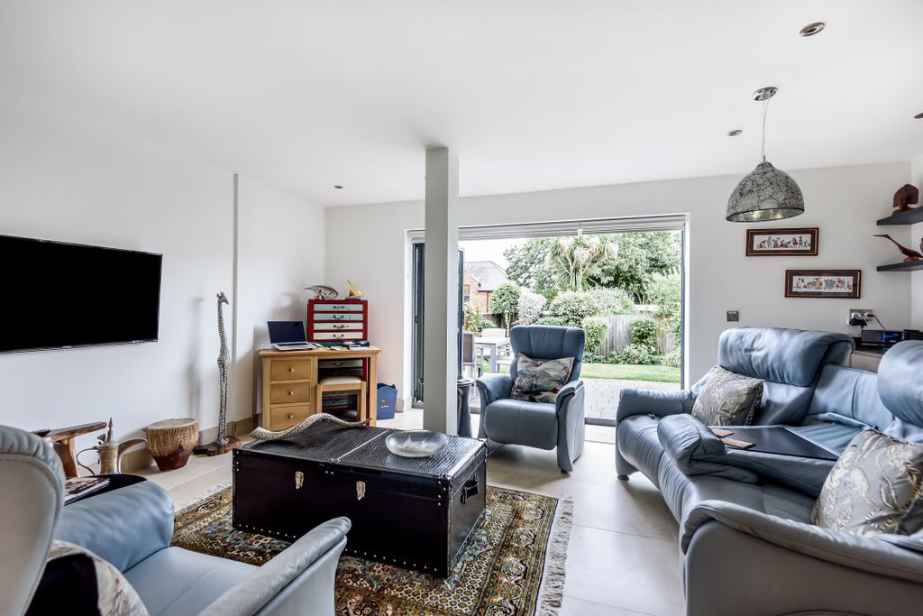 Property photo 3 of 11 777809 (2)