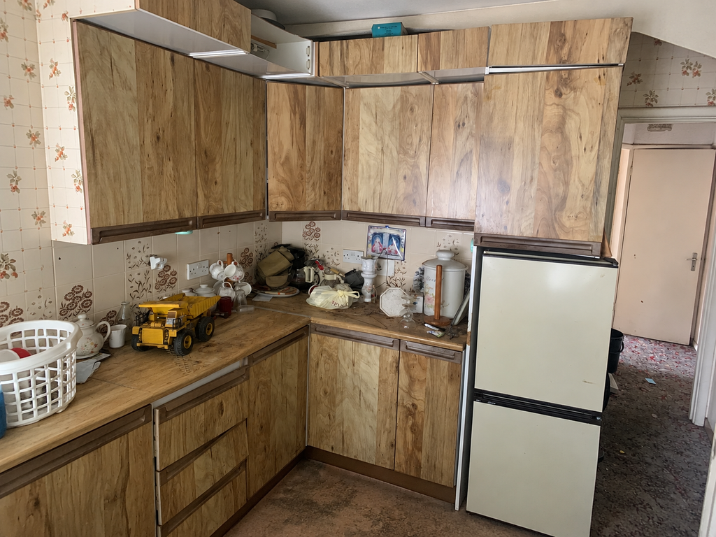 Property photo 3 of 6 Kitchen