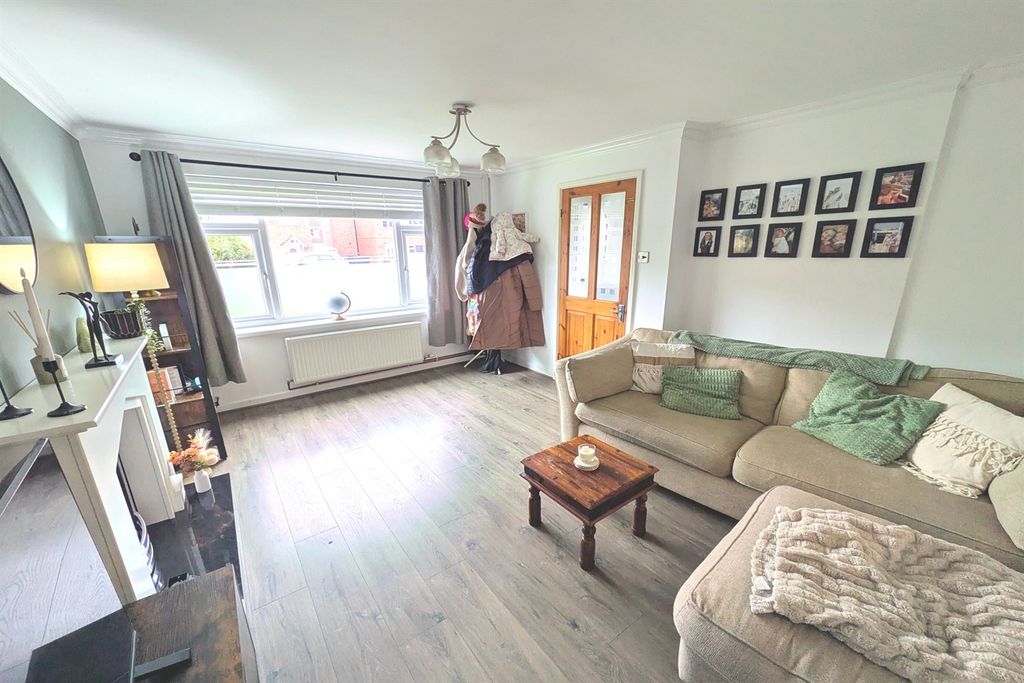 Property photo 3 of 11 Lounge