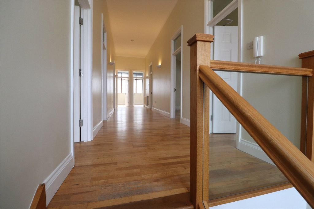 Property photo 2 of 16 Landing